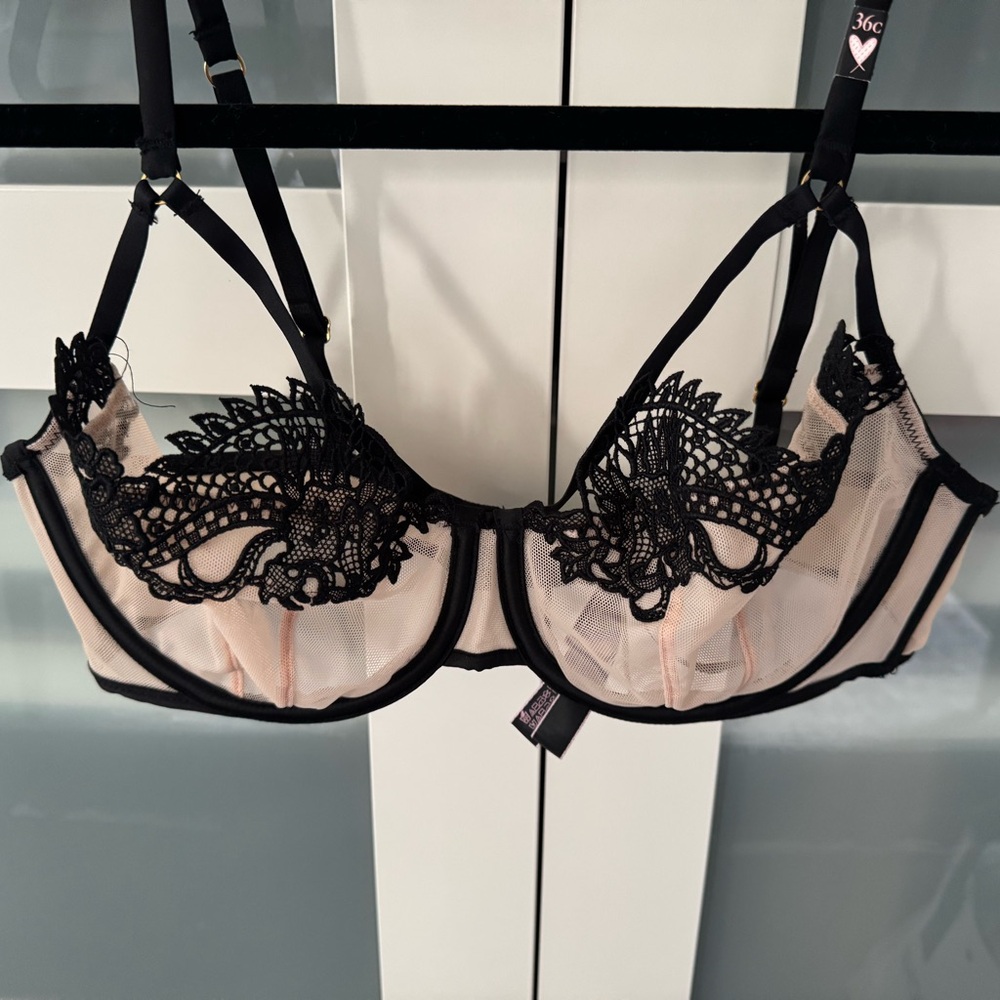 Victorias Secret Elegant Black and Cream Lace Bra